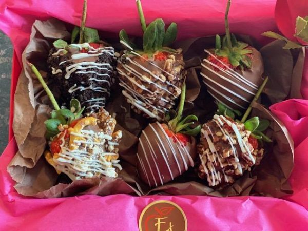 Non-Decorated Chocolate Strawberries With Topping 12 Pack